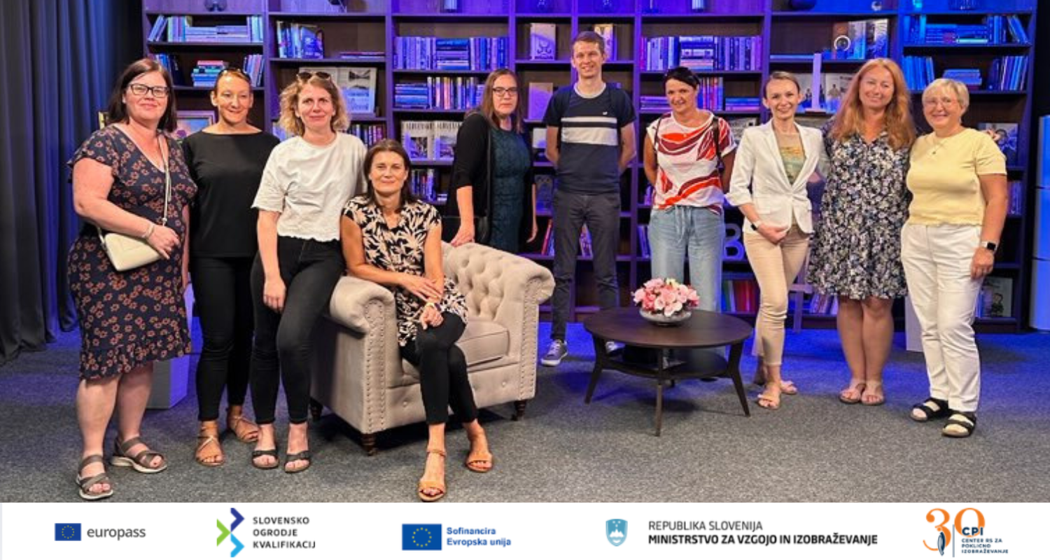 Fotografija udeleženk študijskega obiska na Slovaškem, ter spodaj logotipi projektov in financerjev projekta.