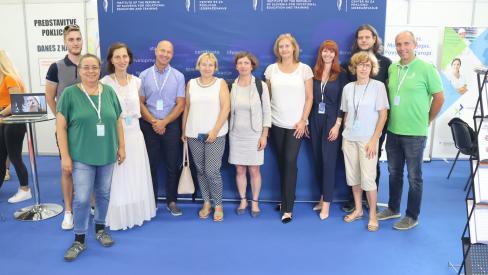 Fotografija ekipe CPI na stojnici na sejmu MOS