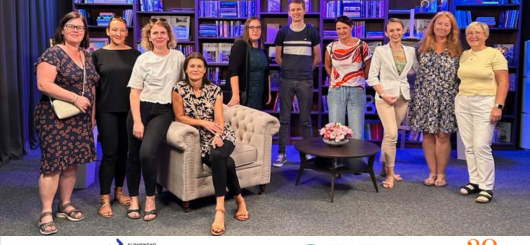 Fotografija udeleženk študijskega obiska na Slovaškem, ter spodaj logotipi projektov in financerjev projekta.